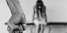 Minacciava di morte la figlia barricata in casa: papà arrestato per stalking