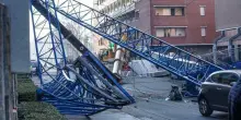 Torino, operaio cade da un gru e muore. Un altro ferito. L'incidente in via Genova