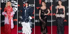 MTV Video Music Awards, le pagelle look: Jessica Simpson mummia (3), noiosa Mariah Carey (4). Paris Hilton? Diavola con l'acquasanta (7)