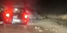 Sardegna, turisti cafoni con l'auto nella spiaggia da sogno: il video lascia senza parole