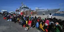 Migranti, ancora sbarchi a Lampedusa: 1.531 persone nell'hotspot. «I ibici ci hanno sparato addosso»