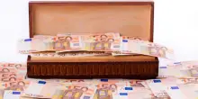 Consulente bancario scappa con 20 milioni sottratti ai suoi clienti, era andato in pensione anticipata: irreperibile