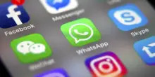 Adolescenti e social, 8 su 10 odiano il proprio corpo per gli standard di bellezza online: «Colpa di influencer, musica e video»