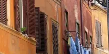 Bimbo di 4 anni sfugge ai genitori e precipita dal terzo piano: salvo grazie ai fili del bucato