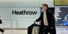 Evacuato il Terminal 4 dell'aeroporto Heathrow per perdita di materiali pericolosi: «Si è alzata una colonna di fumo»