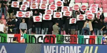 Israele-Italia, tifosi azzurri si girano di spalle durante l'inno avversario