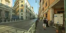 Roma, bambina di 7 anni investita da auto della Polizia a Corso Rinascimento: è ferita, stava attraversando per raggiungere i genitori
