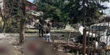 Ucraina, maxi attacco aereo russo nel Donetsk: uccisi 21 civili in fila per riscuotere la pensione