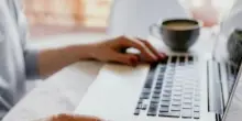 Smart working, la banca licenzia centinaia di dipendenti: «Computer inutilizzati per diverse ore». Sindacati furiosi