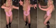 «Britney Spears vive circondata da escrementi di cane. Non pulisce, non riesce ad essere un'adulta. Aiutateci, ha bisogno d'aiuto»