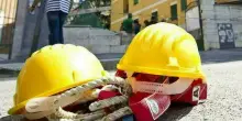 Operaio muore a Ostia: è precipitato mentre lavorava alla ristrutturazione della facciata di un palazzo