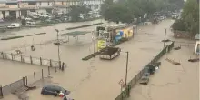 Allerta meteo oggi, frana all'Elba: isolati 200 abitanti. Lecco, un treno fermato a pochi metri voragine