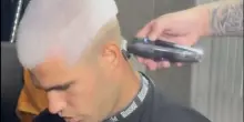 Alcaraz si fa biondo, il nuovo look dello spagnolo spopola sui social: ecco il nuovo taglio di capelli