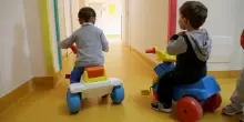Asilo nido pubblica foto dei bimbi (anche al bagno) e li riprende in classe: «Chi rifiuta non può iscriversi». Multa da 10mila euro dal Garante