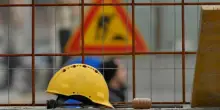 Napoli, incidente sul lavoro a Scampia: operaio cade dal quarto al terzo piano di un palazzo