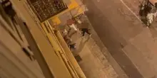 Disabile pestato in strada dal branco: calci, pugni e una sedia spaccata in testa. Tre giovani fermati: la scena in un video