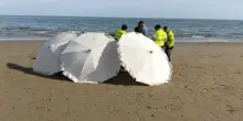 Papà si tuffa in mare con il figlio e muore: «Erano in vacanza». L'allarme e il corpo trovato a 150 metri dalla costa