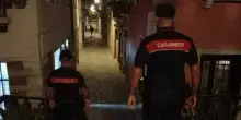 Turisti ebrei picchiati da 10 uomini con un rottweiler, schiaffi e cocci di bottiglia lanciati addosso alla donna al grido di «Free Palestine»
