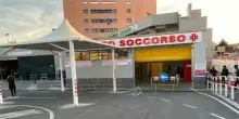 Bimbo di 4 mesi trovato morto nel lettino a Roma, lo choc dei genitori al risveglio: l'ipotesi di un rigurgito