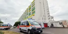 Cede il cric mentre cambia una ruota, camionista muore dopo ore di agonia in ospedale: aveva 52 anni
