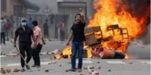 Protesta in Nepal, famiglia di italiani scappa da un hotel in fiamme: «Ci siamo calati dal quarto piano con una corda di lenzuola»