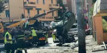 Bologna, rubano un'auto e si schiantano contro un palo durante l'inseguimento della polizia: morto un 18enne, ferito l'amico