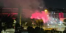 Ultras Napoli, vent'anni di Curva A: cori e fumogeni all'esterno del Maradona