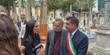 Emilio Fede, le ceneri arrivate al cimitero di Mirabella Eclano