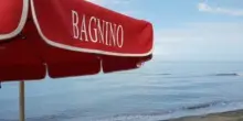 Settantenne muore annegata mentre fa il bagno al mare, il corpo trovato dal bagnino: «Si era spinta troppo al largo»