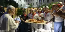 Papa leone compie 70 anni, la torta dell'ambasciatore Usa, il regalo dei dipendenti del vaticano e l'amarcord con i giornalisti peruviani: come festeggia