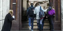 Paolo si toglie la vita a 15 anni, il fratello: «Perseguitato dai bulli a scuola». Sequestrati i telefoni dei compagni