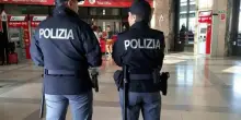 Immigrato non ha i soldi per tornare in Nigeria: si accende uno spinello davanti alla polizia per farsi arrestare e viene rimpatriato