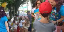Mamma invita tutta la città al compleanno del figlio autistico, vanno alla festa cento persone: «Per la prima volta può essere solo un bambino»