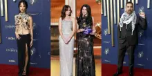 Emmy 2025, pagelle look: Jenny Ortega vestita di pietre (10), Javiem Bardem con la kefiah (8), Lauren Graham e Alexis Bledel, il ritorno delle Gilmore girls (9)