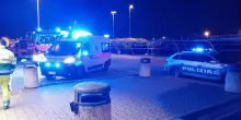 Investe un poliziotto e scappa, identificato il pirata romeno: «Nella fuga ha rubato altre due auto». Caccia all'uomo