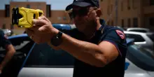 Reggio Emilia, fermato con il taser dalla polizia muore all'ospedale: aveva 41 anni. Terzo caso in due mesi