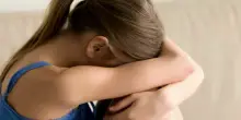 Bambina stuprata per mesi da due ragazzini di 14 e 18 anni, i video degli abusi diffusi su WhatsApp. Il minore: «Non ho fatto niente»