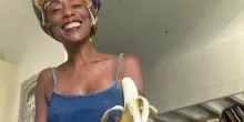 Antonella Bundu risponde agli insulti razzisti: «Un'italiana che gentilmente offre una banana a chi ha imparato a tirargliela»
