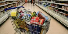 Inflazione cala all'1,6% ad agosto, ma i prezzi salgono: dalle vacanze a voli e caffè, tutti i rialzi. La top 10 delle città più care