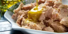 Intossicati dopo aver mangiato tonno alla griglia al ristorante di Sarzana, due clienti finiscono in ospedale