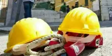 Operaio muore in un incidente sul lavoro a Torino: «È stato schiacciato da un camion»