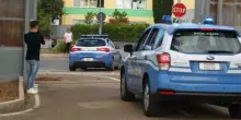 Perseguita e minaccia l'ex, poi aggredisce i poliziotti che vogliono arrestarlo: «Lei lo aveva denunciato più volte, aveva un coltello in auto»