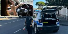 Al cellulare in auto, mentre accompagna la figlia a scuola. Patente ritirata e mille euro di multa