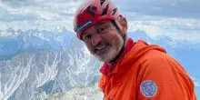 Franco Gaspari, la guida alpina accusa un malore e precipita davanti agli amici durante la scalata alle Tre Cime di Lavaredo. «Un compagno di cordata»