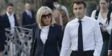 Brigitte Macron porterà in tribunale le prove che è donna: «Anche le foto da incinta». Un'influencer la accusa di essere uomo