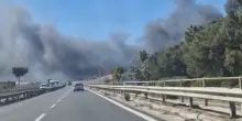 Incendio a Giugliano in fabbrica zona Asi, visibile enorme nube nera
