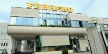 Ferrero premia i dipendenti con un maxi bonus: «2.400 euro in più nelle buste paga»