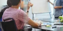 Alunno disabile umiliato in classe: «Costretto a stare tutto il giorno sulla sedia con gli abiti sporchi di urina». A processo la preside