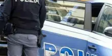 Violenta due studentesse minorenni all'interno della scuola: prof sospeso