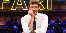 Stefano De Martino rapinato a Milano con il trucco dello specchietto: due ladri in scooter gli hanno rubato l'orologio Patek Philippe